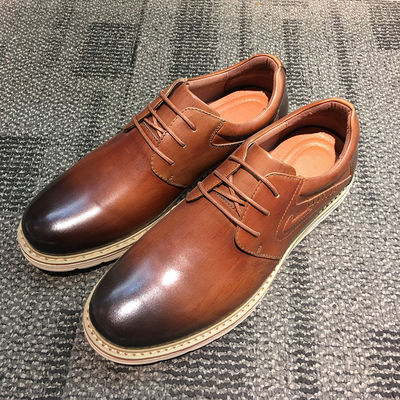 Des bottes en cuir, des chaussures noires, des chaussures de sport.