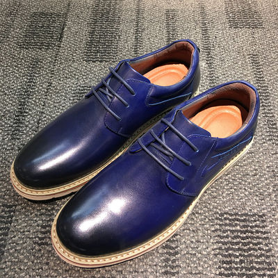 Des chaussures en cuir plat, en suède, pour hommes.