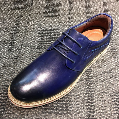 Des chaussures en cuir plat, en suède, pour hommes.