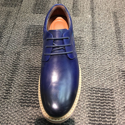 Des chaussures en cuir plat, en suède, pour hommes.