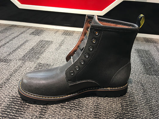 Des chaussures pour hommes, des chaussures de sport.