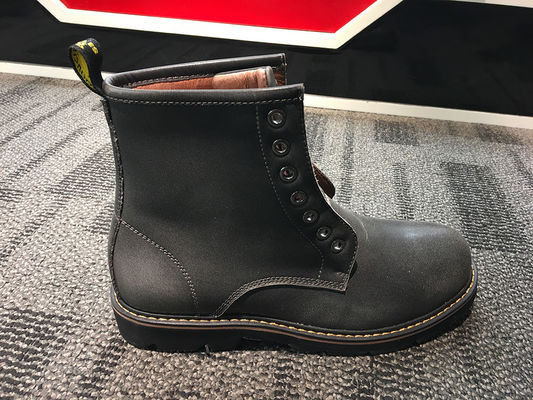 Des chaussures pour hommes, des chaussures de sport.