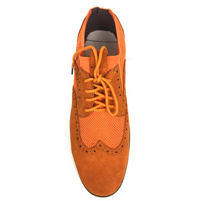 Des chaussures décontractées, des chaussures de sport.