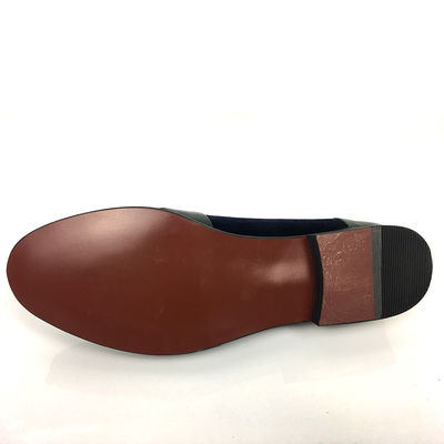 Des chaussures classiques, des baskets, des chaussures de marche.