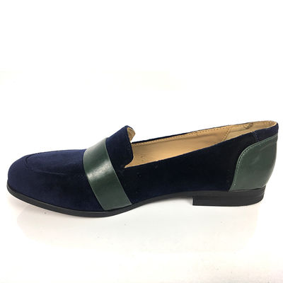 Des chaussures classiques, des baskets, des chaussures de marche.