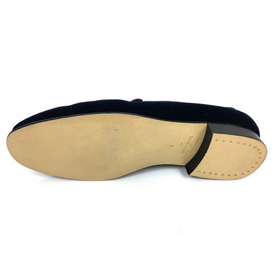 Des chaussures de plaisance pour hommes modernes, des bottes blanches, des produits écologiques.