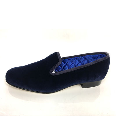 Des chaussures de plaisance pour hommes modernes, des bottes blanches, des produits écologiques.