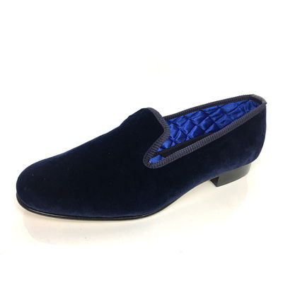 Des chaussures de plaisance pour hommes modernes, des bottes blanches, des produits écologiques.