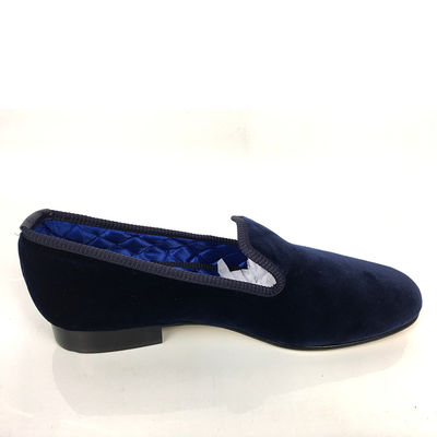 Des chaussures de plaisance pour hommes modernes, des bottes blanches, des produits écologiques.