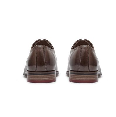 Des chaussures à manches rondes pour hommes, des chaussures à lacets, des chaussures d' oxford brun foncé.