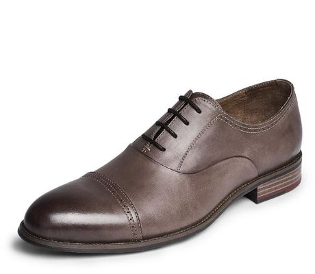Des chaussures à manches rondes pour hommes, des chaussures à lacets, des chaussures d' oxford brun foncé.