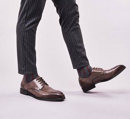 Chaussures en cuir à patents noirs, mâles faits à la main, pieds carrés, hommes rayés