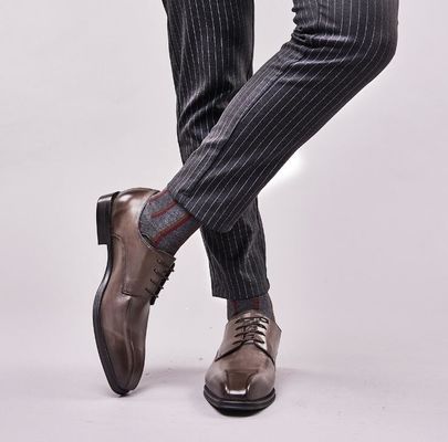 Chaussures en cuir à patents noirs, mâles faits à la main, pieds carrés, hommes rayés