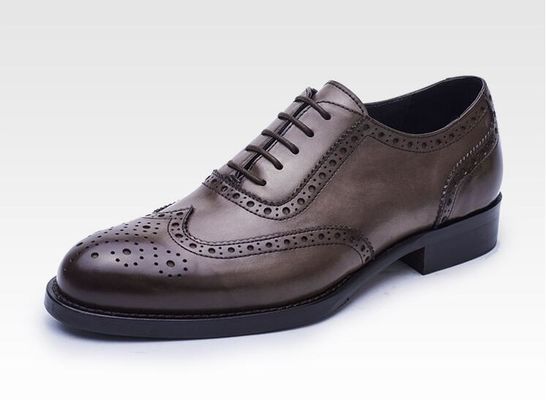 Des chaussures d' affaires, des chaussures décontractées, des chaussures pour hommes.