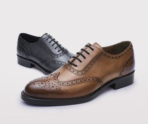 Des chaussures d' affaires, des chaussures décontractées, des chaussures pour hommes.