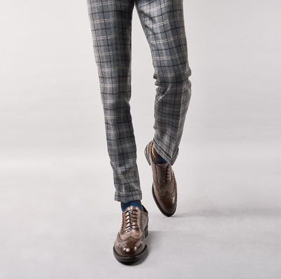 Des chaussures d' affaires, des chaussures décontractées, des chaussures pour hommes.
