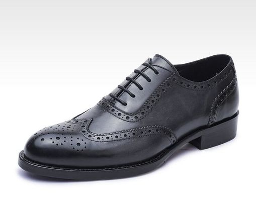Des chaussures d' affaires, des chaussures décontractées, des chaussures pour hommes.