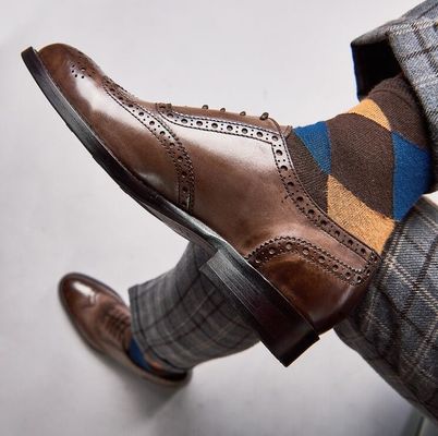 Des chaussures d' affaires, des chaussures décontractées, des chaussures pour hommes.