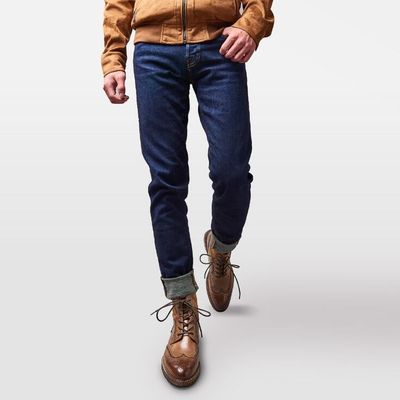 Des chaussures à talons pointus, en cuir marron, en cuir, avec des lacets, des chaussures pour la fête.