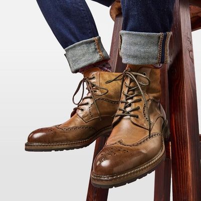 Des chaussures à talons pointus, en cuir marron, en cuir, avec des lacets, des chaussures pour la fête.