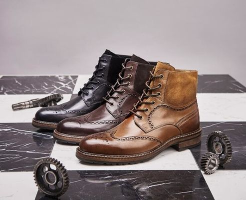 Des chaussures à talons pointus, en cuir marron, en cuir, avec des lacets, des chaussures pour la fête.