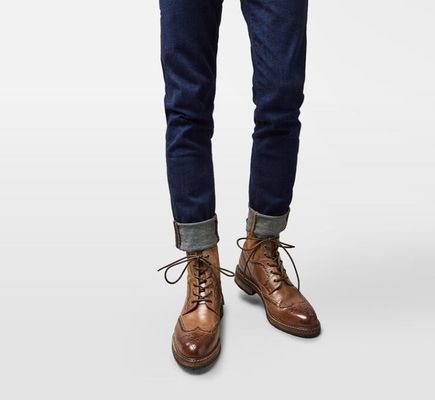 Des chaussures à talons pointus, en cuir marron, en cuir, avec des lacets, des chaussures pour la fête.
