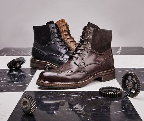 Des chaussures à talons pointus, en cuir marron, en cuir, avec des lacets, des chaussures pour la fête.