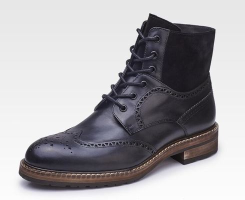 Des chaussures à talons pointus, en cuir marron, en cuir, avec des lacets, des chaussures pour la fête.