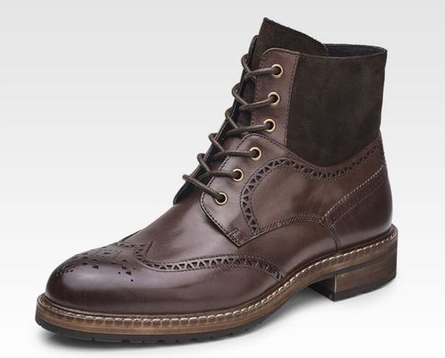 Des chaussures à talons pointus, en cuir marron, en cuir, avec des lacets, des chaussures pour la fête.