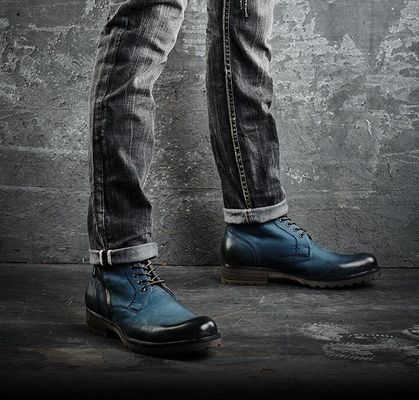 Des bottes en cuir, en cuir authentique, des bottes de cow-boy.