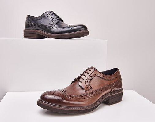 Des chaussures de mariée en cuir classique, des chaussures en cuir décontractées.