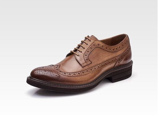 Des chaussures de mariée en cuir classique, des chaussures en cuir décontractées.