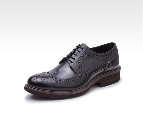 Des chaussures de mariée en cuir classique, des chaussures en cuir décontractées.