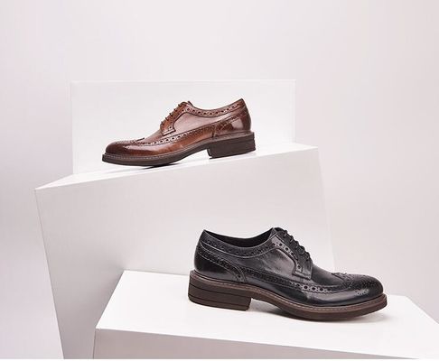 Des chaussures de mariée en cuir classique, des chaussures en cuir décontractées.