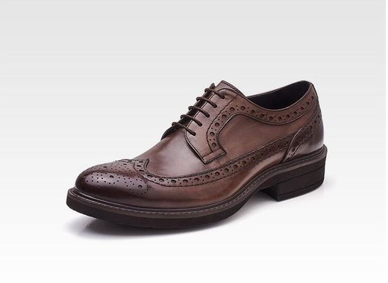 Des chaussures de mariée en cuir classique, des chaussures en cuir décontractées.