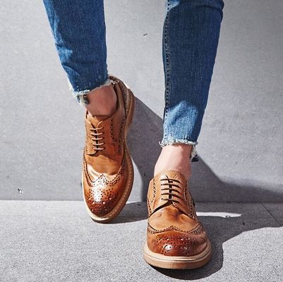 Des chaussures en cuir pour hommes, des chaussures en dentelle pour hommes, des chaussures en dentelle brune.