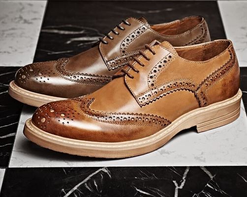 Des chaussures en cuir pour hommes, des chaussures en dentelle pour hommes, des chaussures en dentelle brune.