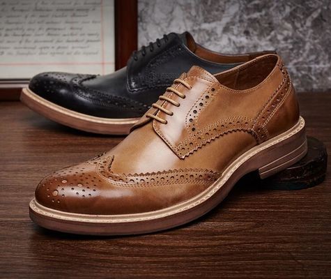 Des chaussures en cuir pour hommes, des chaussures en dentelle pour hommes, des chaussures en dentelle brune.