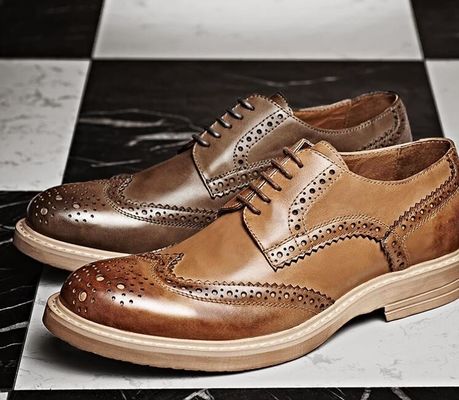 Des chaussures en cuir pour hommes, des chaussures en dentelle pour hommes, des chaussures en dentelle brune.