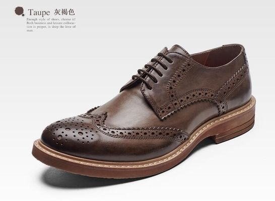 Des chaussures en cuir pour hommes, des chaussures en dentelle pour hommes, des chaussures en dentelle brune.