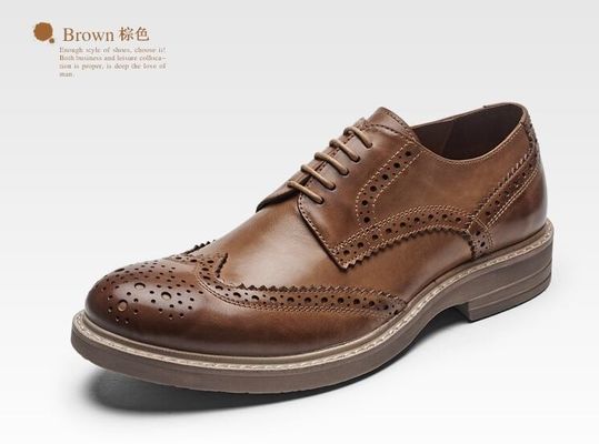 Des chaussures en cuir pour hommes, des chaussures en dentelle pour hommes, des chaussures en dentelle brune.