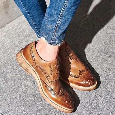 Des chaussures en cuir pour hommes, des chaussures en dentelle pour hommes, des chaussures en dentelle brune.