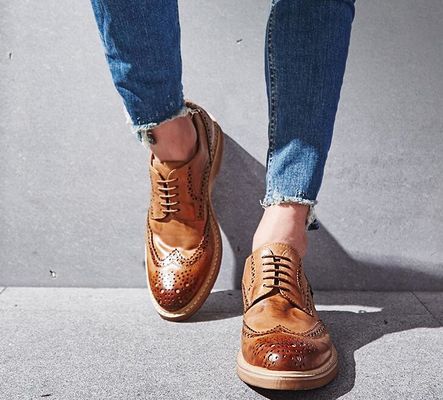 Des chaussures en cuir pour hommes, des chaussures en dentelle pour hommes, des chaussures en dentelle brune.