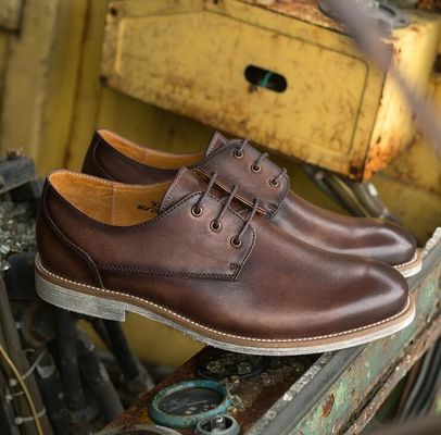 Des chaussures de sport confortables, des chaussures de ski pour l' hiver.