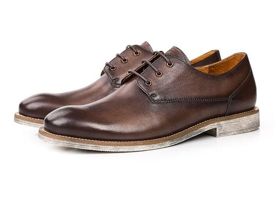 Des chaussures de sport confortables, des chaussures de ski pour l' hiver.