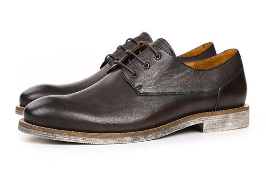 Des chaussures de sport confortables, des chaussures de ski pour l' hiver.
