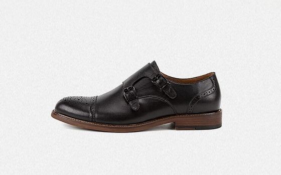 Des chaussures à lace pour hommes, pour marcher.