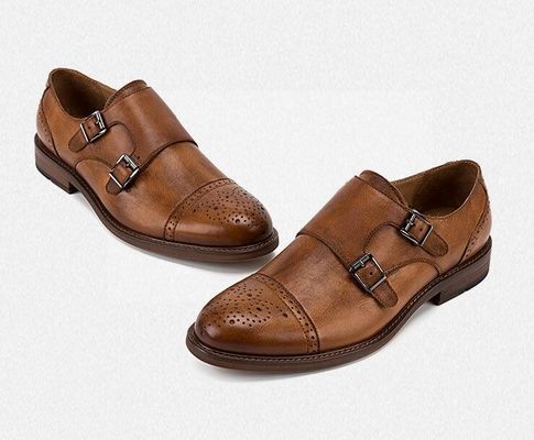 Des chaussures à lace pour hommes, pour marcher.