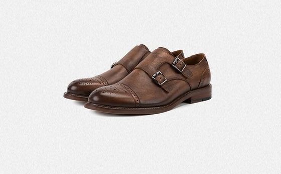 Des chaussures à lace pour hommes, pour marcher.