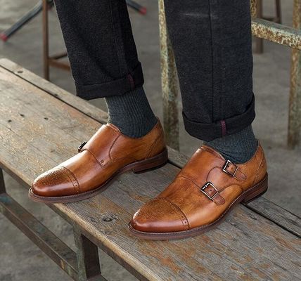 Des chaussures à lace pour hommes, pour marcher.